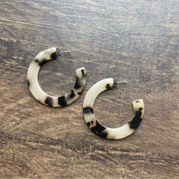 Universal Thread Tortoise Shell Hoops - Picture 2 of 2